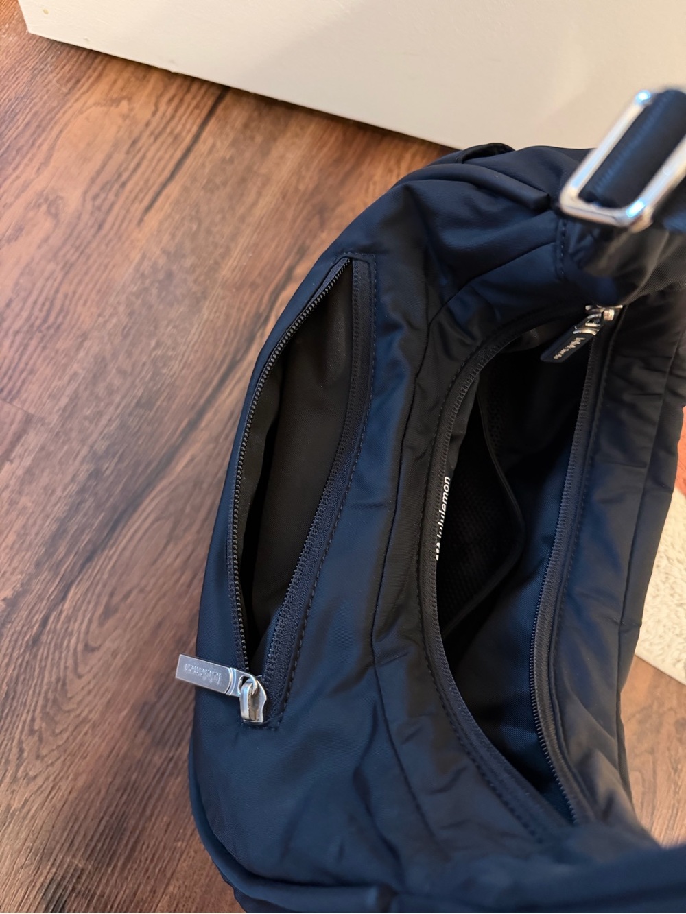 City Essentials Shoulder Bag 4L - Picture 7 of 8